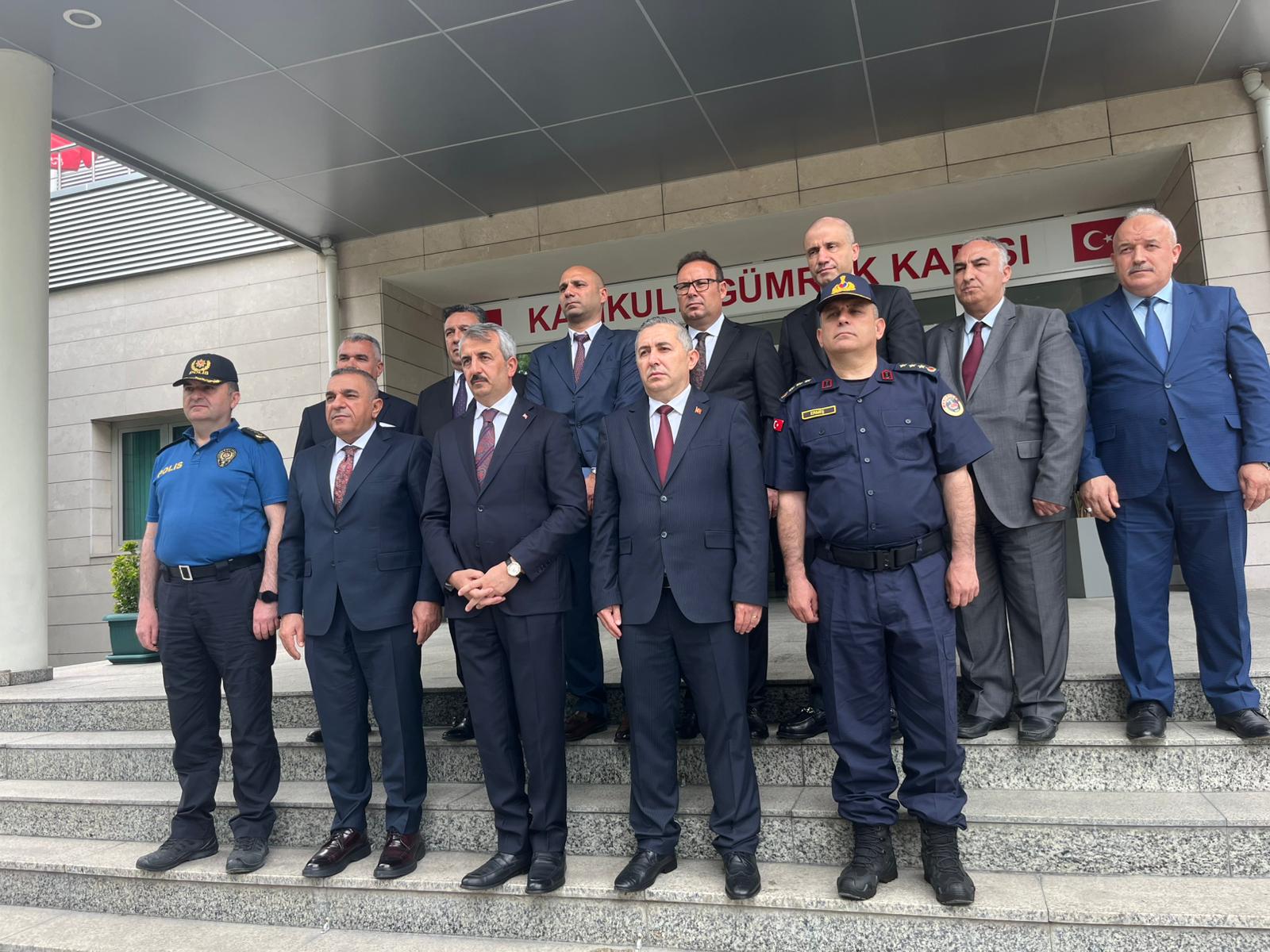 Edirne Valisi Yunus Sezer, yaklaşan gurbetçi sezonu ve bayram tatili öncesinde Kapıkule Sınır Kapısı’nda basın mensuplarına önemli açıklamalarda bulundu. 